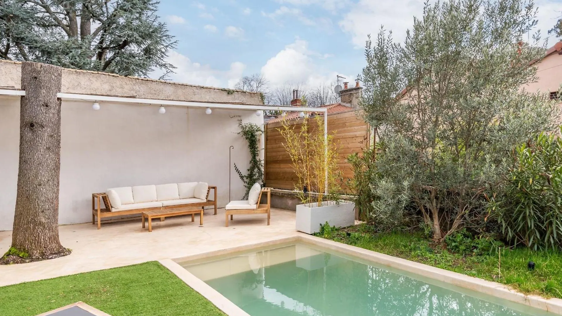 Willa Louisiane- House with swimming pool Écully
