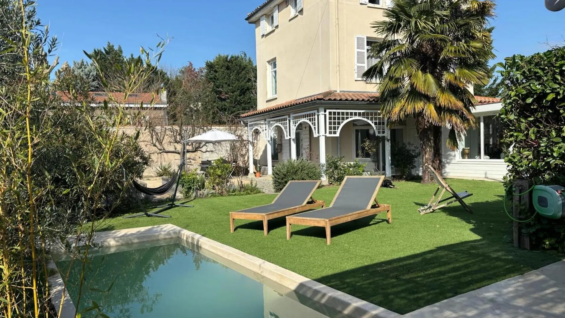 Willa Louisiane- House with swimming pool Écully